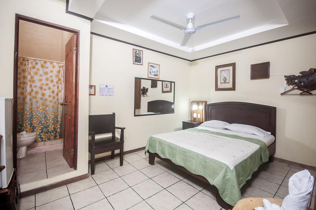 Cadillac Rock Beach Hotel Хако Номер фото