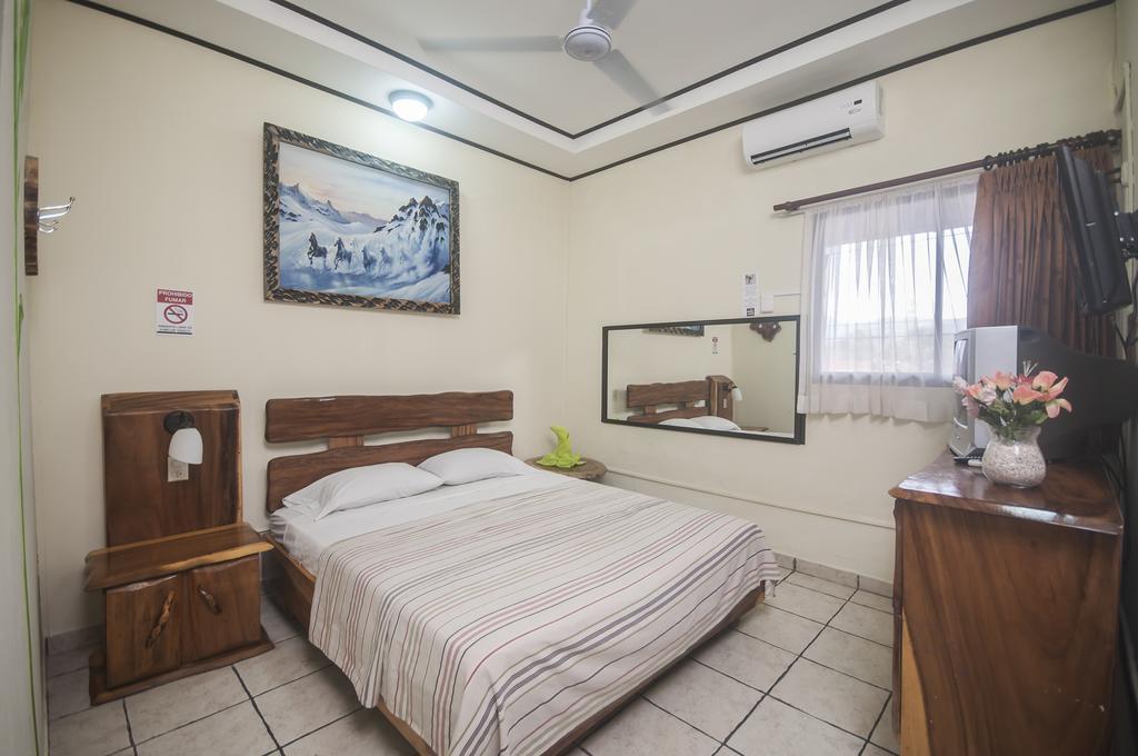 Cadillac Rock Beach Hotel Хако Номер фото