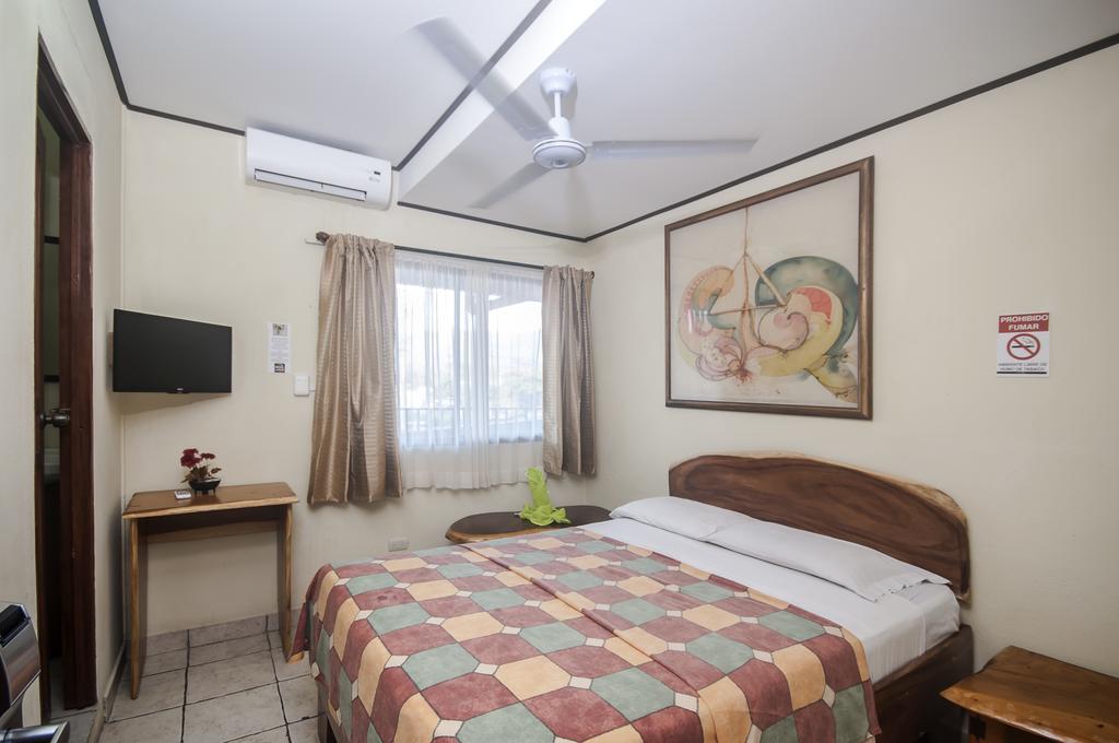 Cadillac Rock Beach Hotel Хако Номер фото