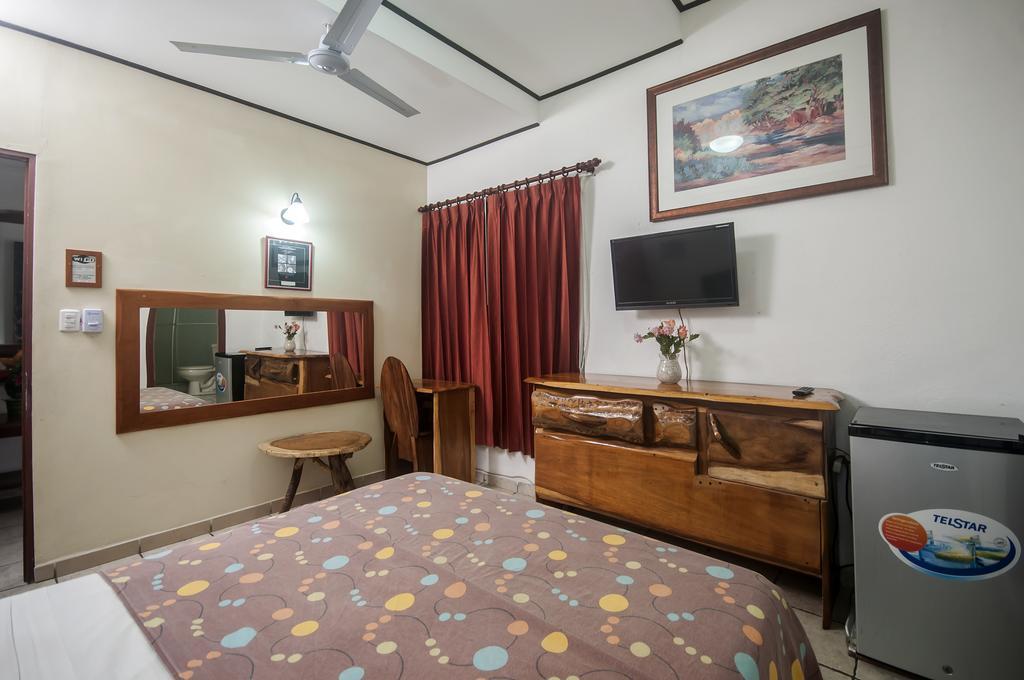 Cadillac Rock Beach Hotel Хако Номер фото