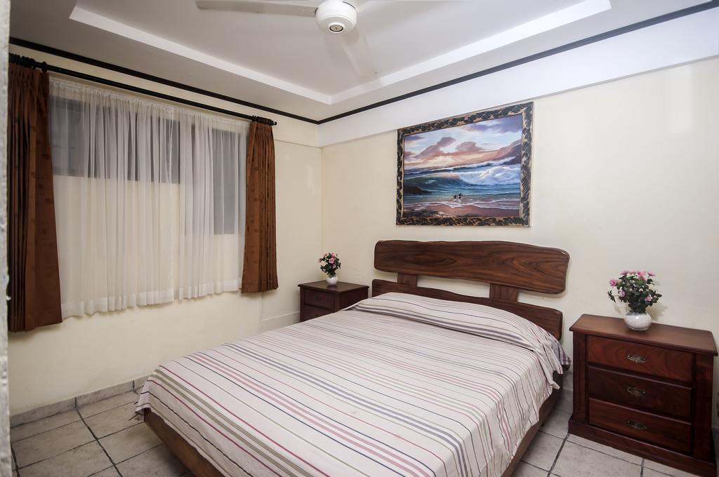 Cadillac Rock Beach Hotel Хако Номер фото